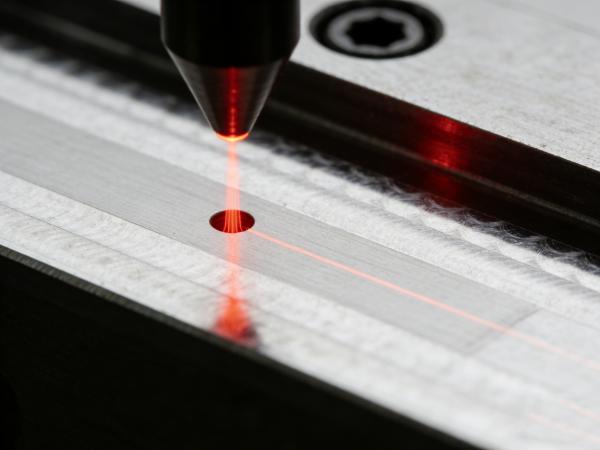 红外飞秒激光切割钛合金薄片盲孔加工 (2).jpg 红外飞秒激光切割钛合金薄片盲孔加工 (2).jpg