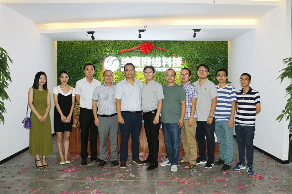 纳新网络上一个办公地点所在的微特@智慧谷园区内的各企业导人特来贺喜